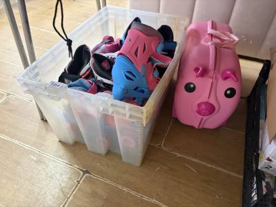 BOX OF ROLLER SKATES + CHILD'S RIDE ON SUITCASE 