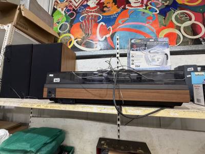 HITACHI TURNTABLE + SPEAKERS
