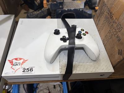 XBOX ONE(NO LEAD) + CONTROLLER