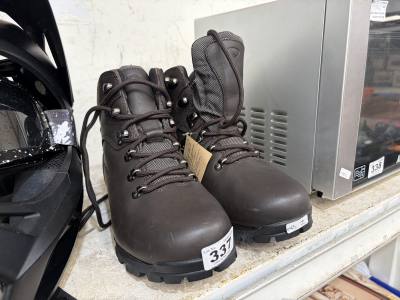 PAIR OF NEW HIKING BOOTS (SIZE 7)