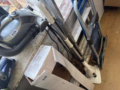 ELECTRIC FLOOR STEAMER + HANDHELD VACUUM