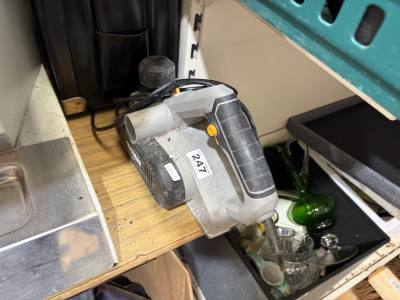 TITAN ELECTRIC WOOD PLANER (NEEDS PLUG)