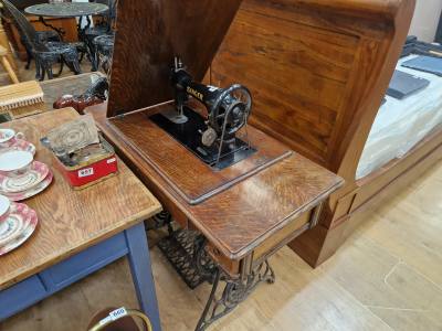SINGER SEWING MACHINE