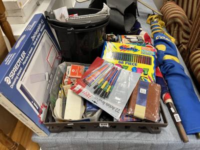 BOX OF ART ACCESSORIES