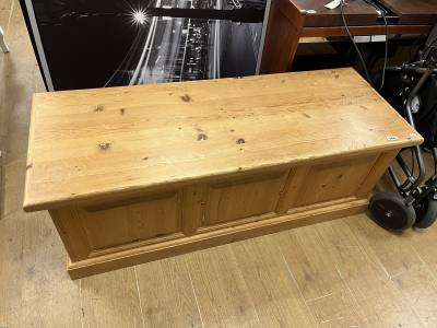 LARGE PINE BLANKET BOX
