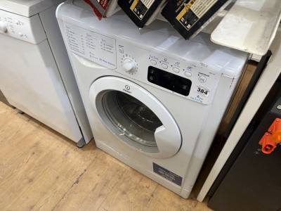 INDESIT WASHING MACHINE (NEEDS PLUG)