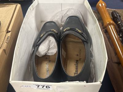 (SIZE 6) MENS SHOES