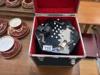 CONCERTINA SQUEEZE BOX