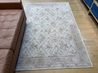 PATTERNED RUG