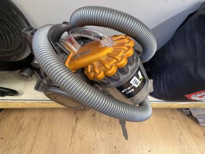 DYSON VACUUM