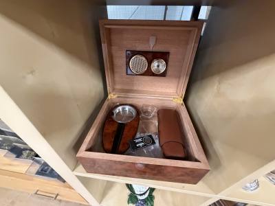HUMIDOR CIGAR SET