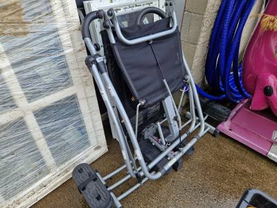 EXERCISER + EXERCISING CHAIR