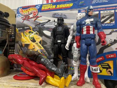 LOT OF SUPERHERO TOY FIGURES