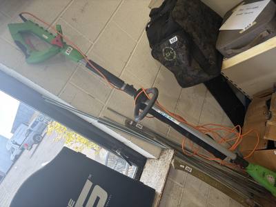 ELECTRIC LONG REACH HEDGE CLIPPERS