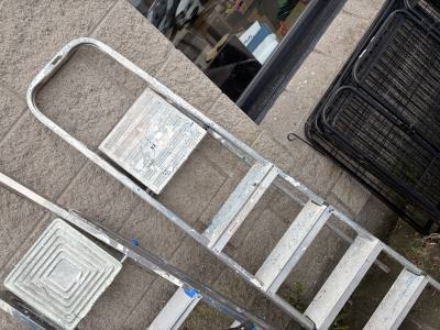 STEP LADDER