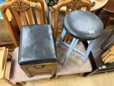 2 X STOOLS + ROLL STAND