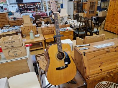 FENDER ACOUSTIC GUITAR + STAND