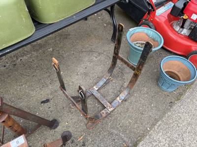 METAL LOG HOLDER