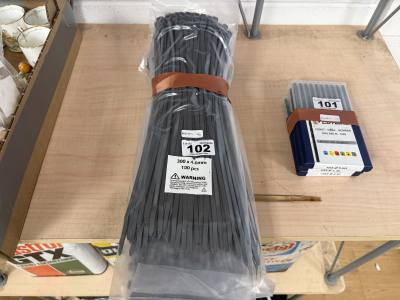 LOT OF CABLE TIES