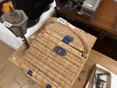 PICNIC HAMPER