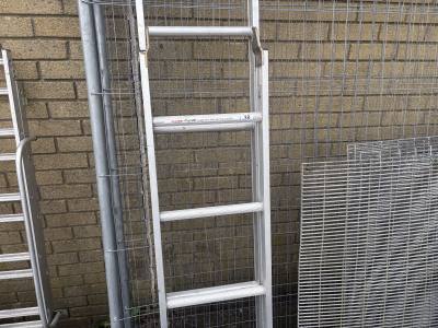 METAL FOLDING LADDER