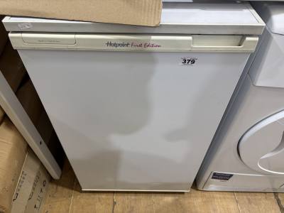 HOTPOINT UNDER COUNTER FRIDGE (NEEDS PLUG)