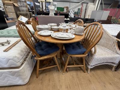 ROUND TABLE + 4 X CHAIRS