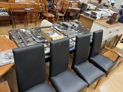 EXTENDING TABLE + 4 X CHAIRS