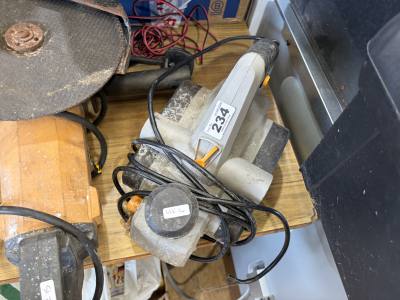 TITAN ELECTRIC WOOD PLANER (NEEDS PLUG)