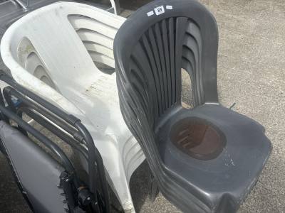 LOT OF PLASTIC GARDEN CHAIRS + LOUNGER