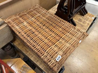 PICNIC HAMPER