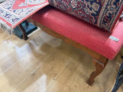 FOOTSTOOL ON BALL + CLAW