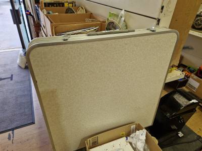 FOLDING TABLE