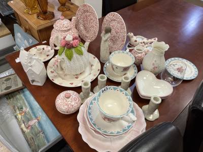 TABLE LOT OF EMMA BRIDGEWATER ITEMS + ODDS