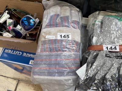 BUNDLE OF GLOVES