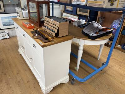 TABLE + SIDEBOARD