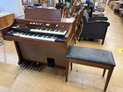 ELECTRIC ORGAN + STOOL