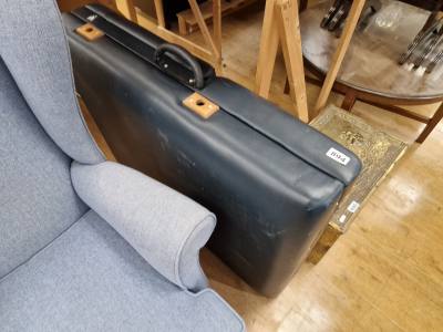 MASSAGE TABLE