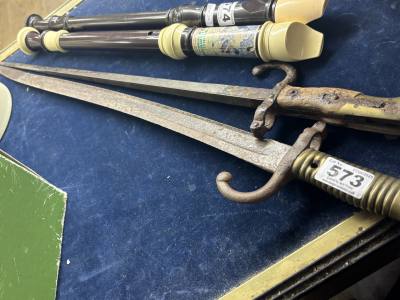2 BAYONETS