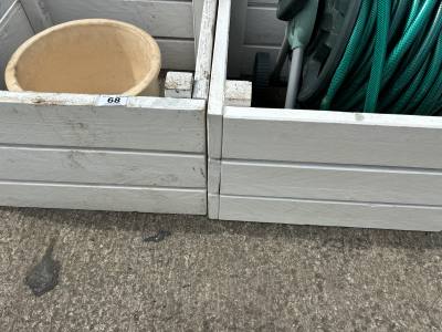 2 PLANTERS