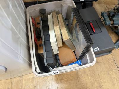 BOX OF ART ACCESSORIES