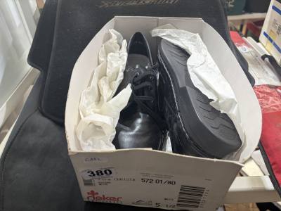 PAIR OF (SIZE 5 1/2) MENS SHOES