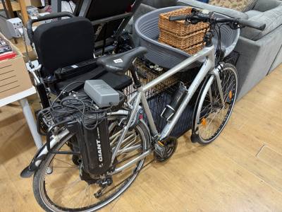 GIANT ELECTRIC BIKE + KEY