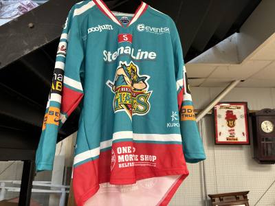 AUTOGRAPHED BELFAST GIANTS TOP