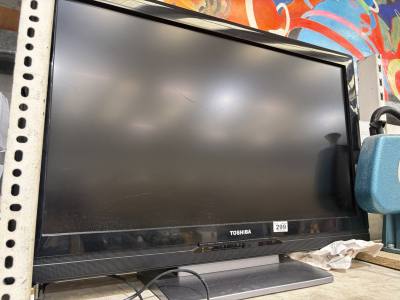 TOSHIBA FLAT SCREEN TV