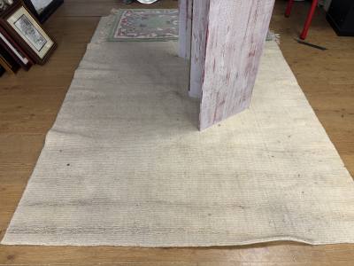 WHITE RUG