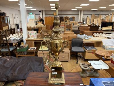 BRASS ORNATE LAMP (NEEDS PLUG)