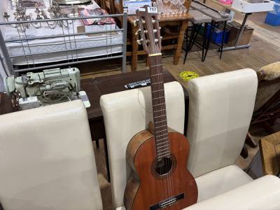 ACOUSTIC GUITAR