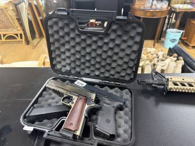 2 X AIRSOFT HANDGUNS + CASE