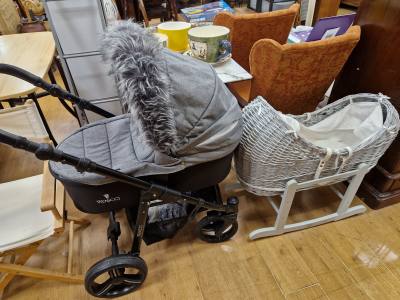VENICCI PRAM + MOSES BASKET